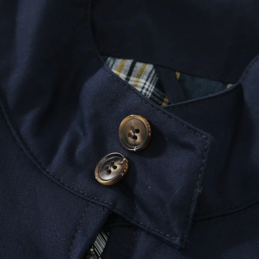 P350 #R23 Ralph Lauren polo white lily contract men's and women's old money style old cadre stand collar workwear Harrington jacket item number RL12020 The fabric has a double-layer shin feel and is full of weight! It's not as heavy as a regular jacket, and the ordinary cotton material feels really different. This one is super comfortable, soft and stylish, and has a green plaid interior that has a retro movie fashion feel! The fit is loose but not baggy. The size is just right and not too picky. The dropped shoulder design modifies the shoulder shape without making it look bulky. This silhouette is a style that will never go out of style after being worn for a long time. The upper body is also very durable and recognizable. The loose and reasonable fit can be worn by both men and women, making it easy to create a clean and refreshing youthful look. The embroidery on the chest is all German Oman embroidery fiber with original data. The embroidery process is very particular about using Japanese Tajima machines to ensure exquisite three-dimensional embroidery. That is what I said is different from the ones on the market. The workmanship is loose and can be used by boys and girls!! Color: Black Khaki Navy Blue Army Green Light Blue Size: M L XL XXL Length: 68/70/72/74 Bust: 122/126/130/134 Shoulder width: 53/54/55/56 Sleeve length: 65/66/67/68